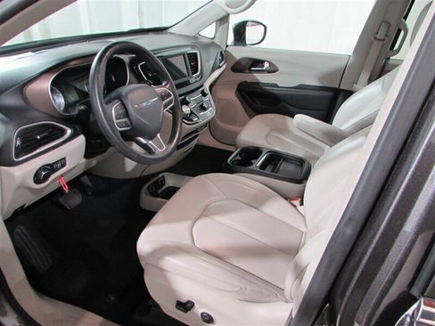 Used 2021 Chrysler Voyager Lxi image 89