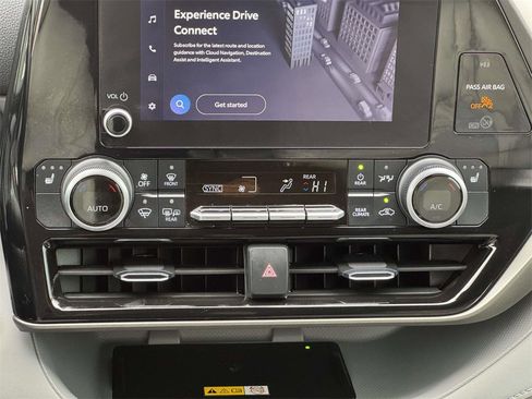 Used 2024 Toyota Highlander XLE image 5