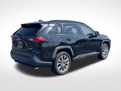 Used 2019 Toyota RAV4 XLE Premium w/ Cold Weather Package FWD image 8