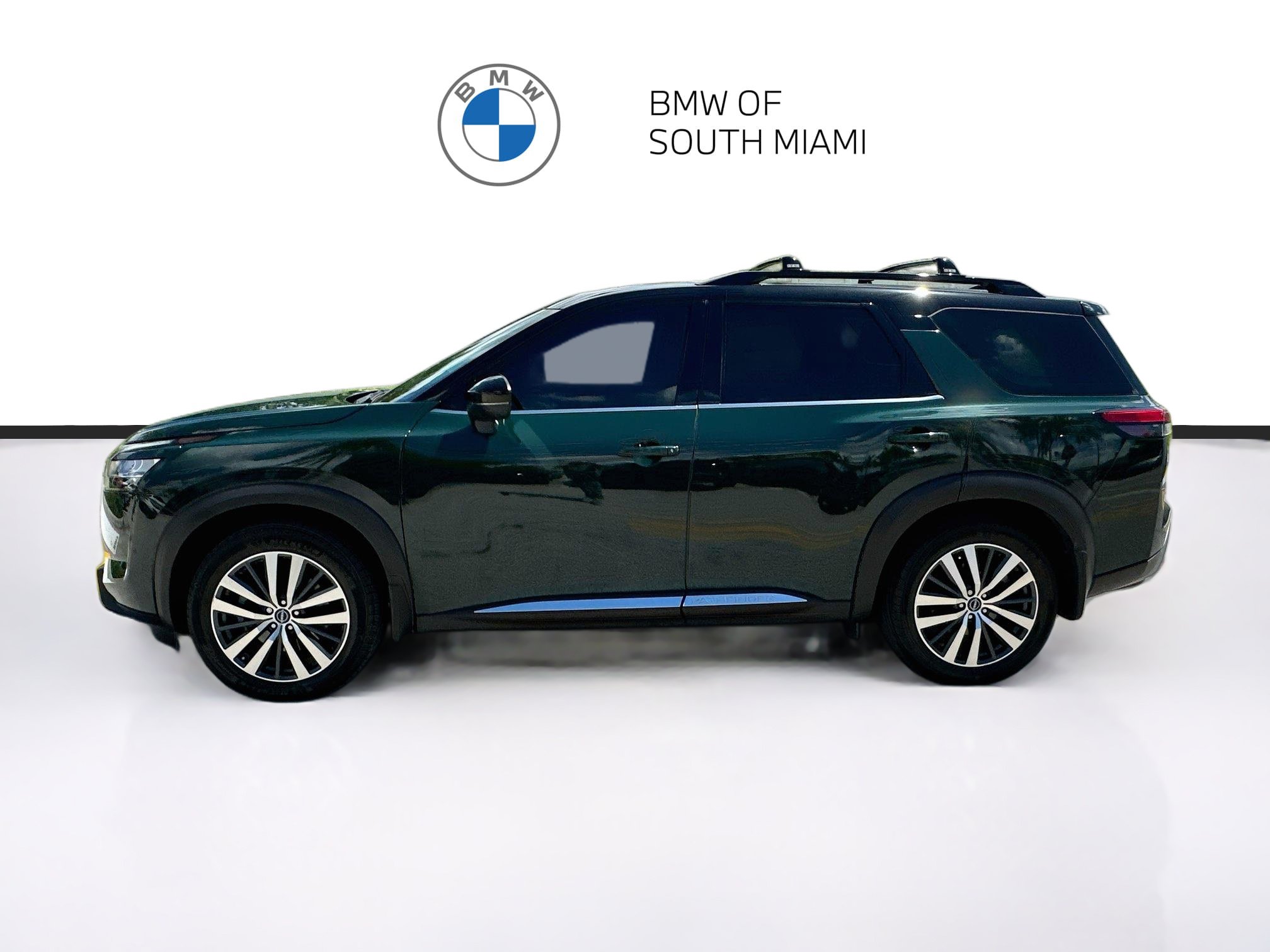 Used 2022 Nissan Pathfinder Platinum w/ Cargo Package FWD image 4