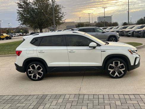 Certified 2022 Volkswagen Taos SEL image 11