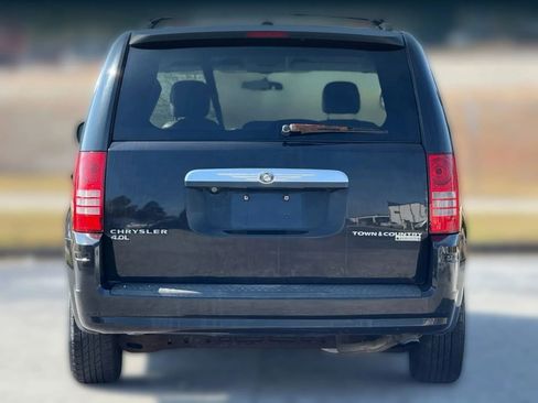 Used 2010 Chrysler Town & Country Touring image 4
