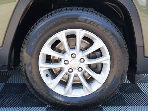 Used 2019 Jeep Cherokee Latitude w/ Popular Appearance Group AWD/4WD image 50