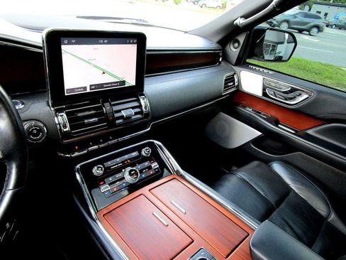 Used 2020 Lincoln Navigator L Reserve w/ Luxury Package AWD/4WD image 23