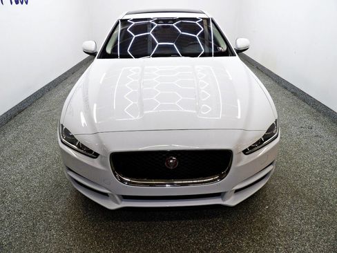 Used 2019 Jaguar XE Premium image 2