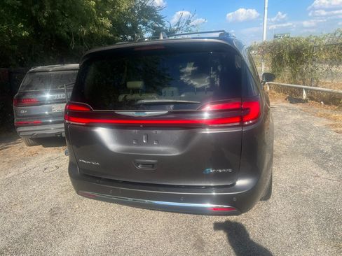 Used 2021 Chrysler Pacifica Touring-L FWD image 5