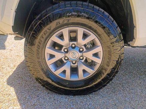 Used 2018 Toyota Tacoma SR5 w/ SR5 Appearance Package (SM) RWD image 22