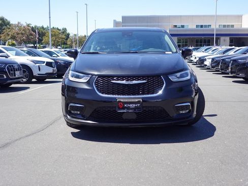 Used 2024 Chrysler Pacifica Limited FWD image 2