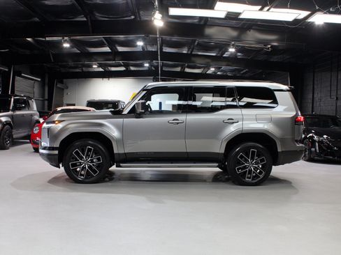 Used 2025 Lexus GX 550 w/ Accessory Package (2T) AWD/4WD image 3