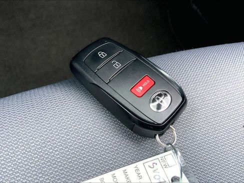 Used 2025 Toyota Corolla Cross SE image 13