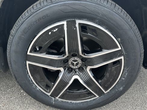 Used 2025 Mercedes-Benz GLC 300 4MATIC image 13