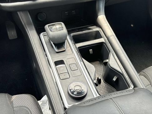 Used 2025 Nissan Pathfinder SV AWD/4WD image 20