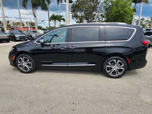 Used 2024 Chrysler Pacifica Pinnacle w/ Trailer Tow Group FWD image 2