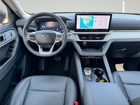Used 2025 Ford Explorer Active w/ Active Comfort Package RWD image 9