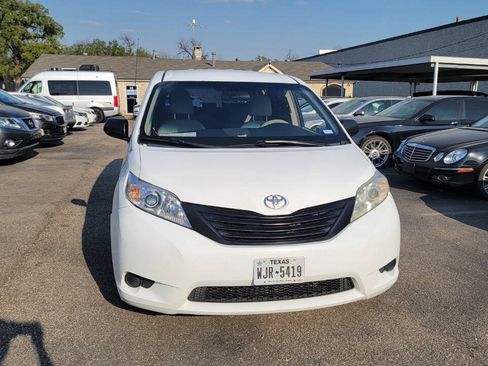 Used 2014 Toyota Sienna L FWD image 2