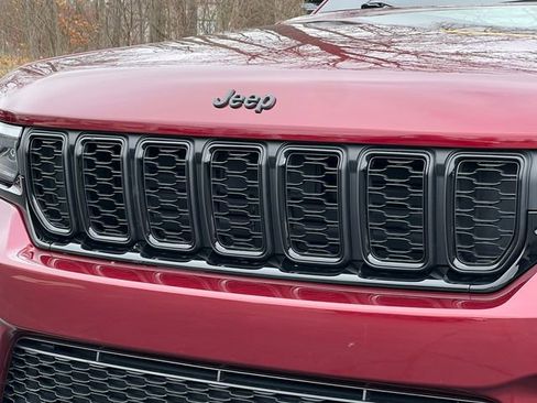 Used 2024 Jeep Grand Cherokee Altitude AWD/4WD image 41