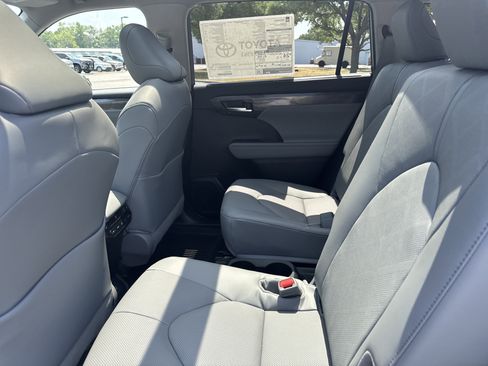 New 2026 Toyota Highlander Platinum AWD/4WD image 24