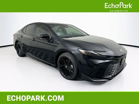 Used 2025 Toyota Camry SE FWD image 1