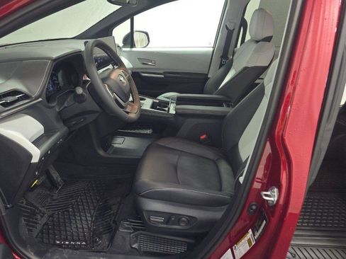 Used 2025 Toyota Sienna XSE image 4