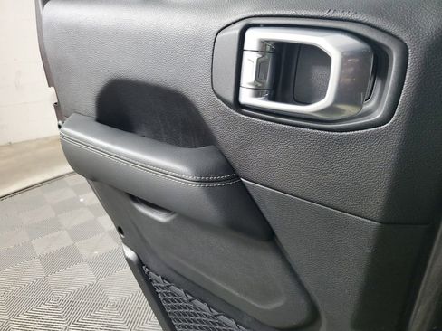 Used 2020 Jeep Wrangler Unlimited Sahara AWD/4WD image 15