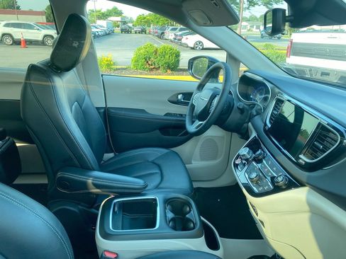 Used 2024 Chrysler Pacifica Touring-L FWD image 4