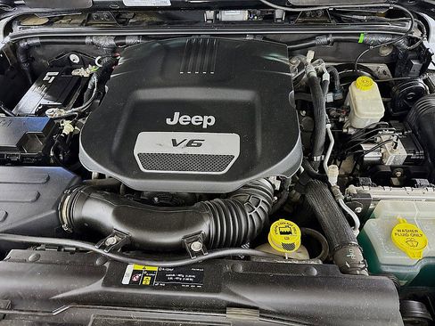 Used 2017 Jeep Wrangler Unlimited Sahara w/ Connectivity Group AWD/4WD image 26