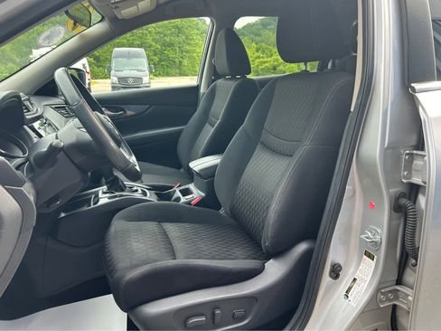 Used 2017 Nissan Rogue SV image 8