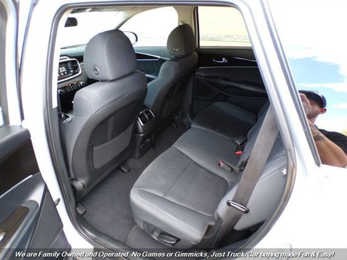 Used 2020 Kia Sorento LX FWD image 19