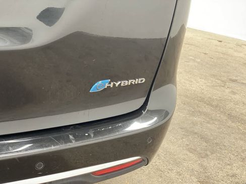 Used 2024 Chrysler Pacifica Select image 11
