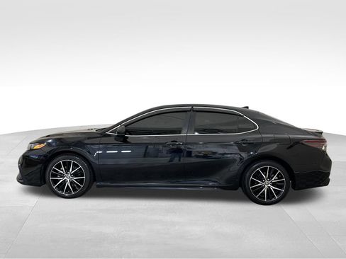 Used 2021 Toyota Camry SE FWD image 2