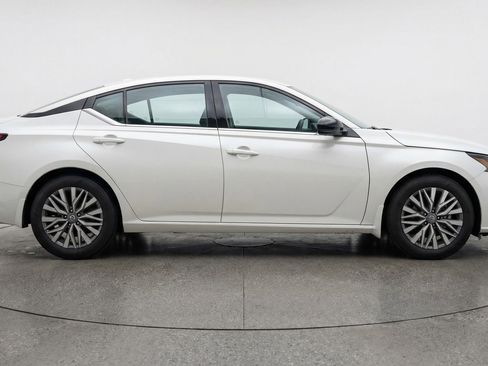 Used 2025 Nissan Altima 2.5 SV FWD image 11