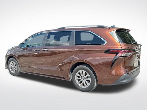 Used 2023 Toyota Sienna XLE FWD image 3