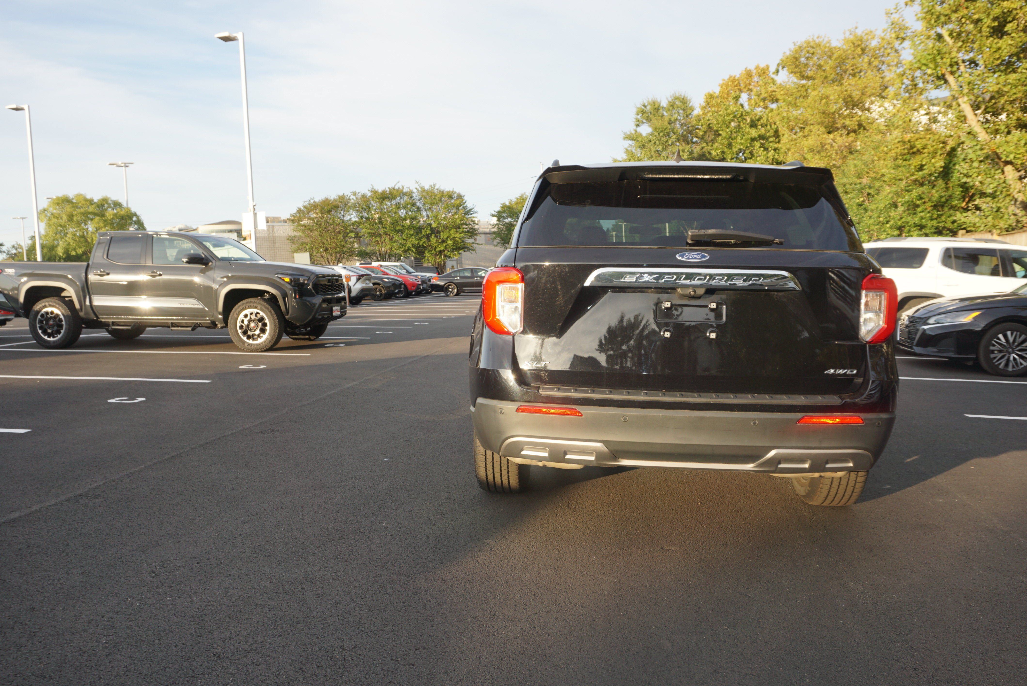 Used 2022 Ford Explorer XLT w/ Equipment Group 202A AWD/4WD image 4