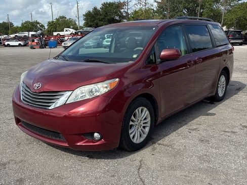 Used 2014 Toyota Sienna XLE FWD image 1