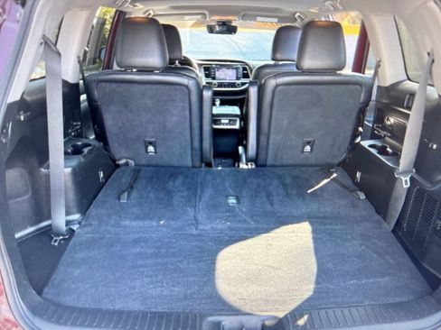 Used 2019 Toyota Highlander XLE w/ Carpet Mat Package (TMS) image 2