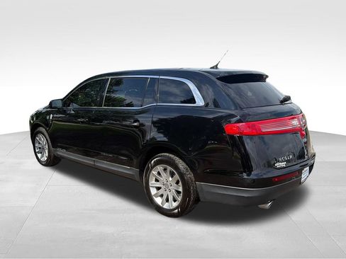 Used 2018 Lincoln MKT AWD image 3
