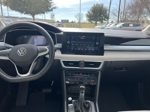 Certified 2025 Volkswagen Taos SE w/ Panoramic Sunroof Package image 28