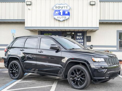Used 2018 Jeep Grand Cherokee Altitude AWD/4WD image 3