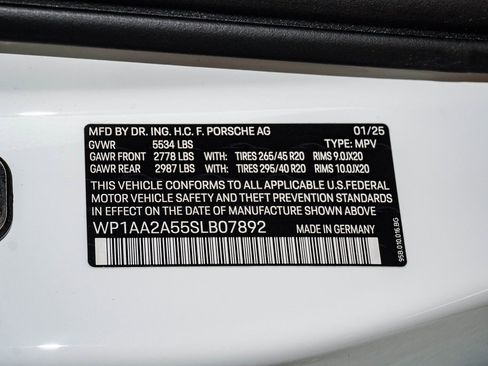 Certified 2025 Porsche Macan image 30