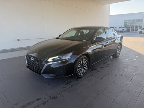 Used 2024 Nissan Altima 2.5 SV image 1