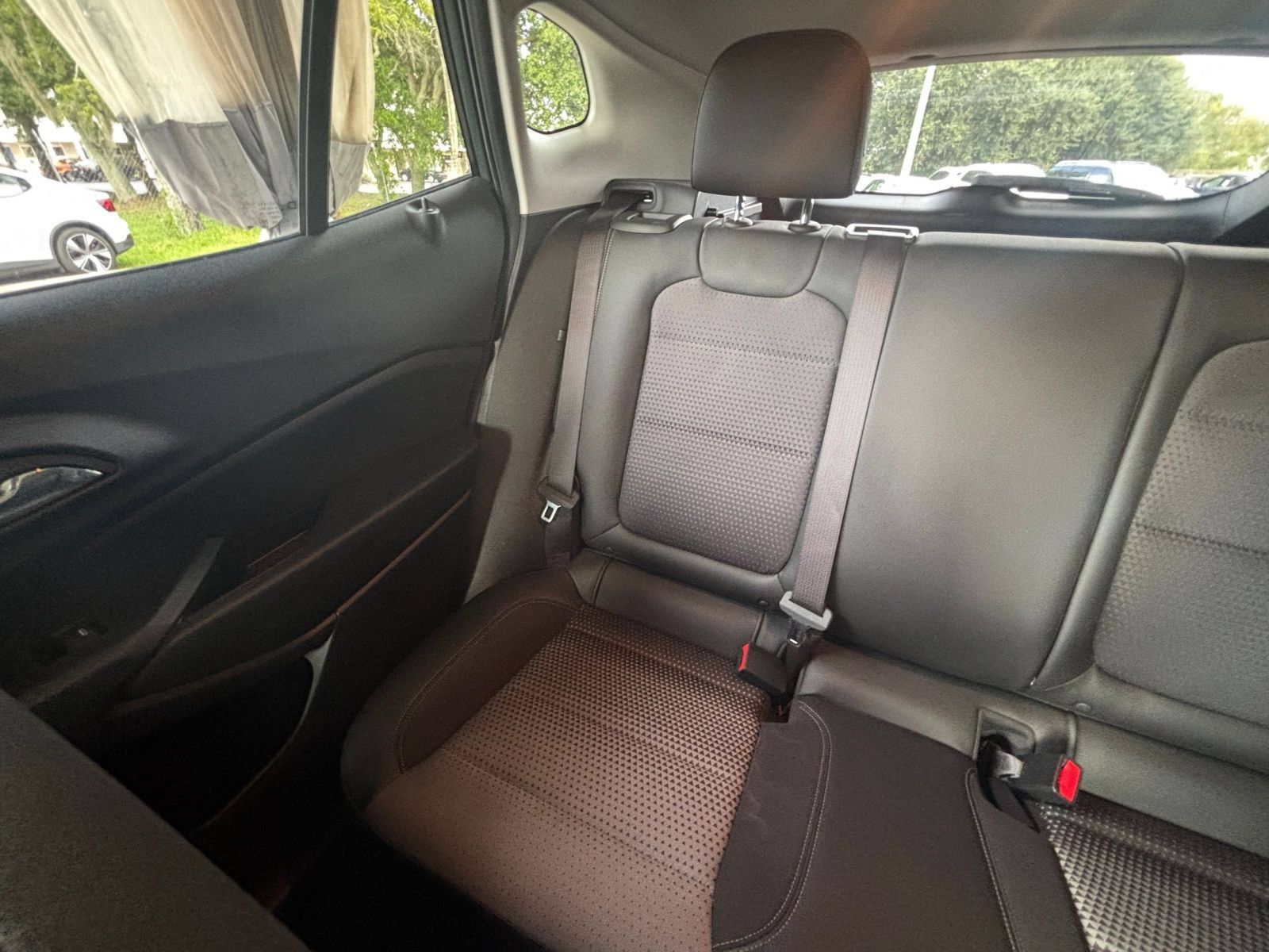 Used 2025 Chevrolet Trax LT FWD image 37