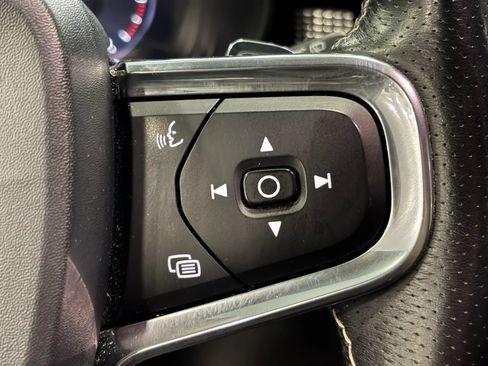 Used 2020 Volvo XC40 T4 R-Design FWD image 29