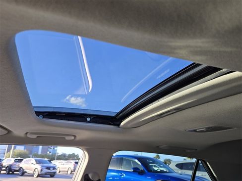 Certified 2024 Hyundai Venue SEL image 18