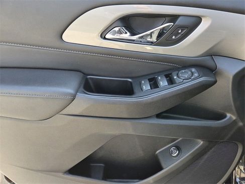 Used 2023 Chevrolet Traverse LT image 25