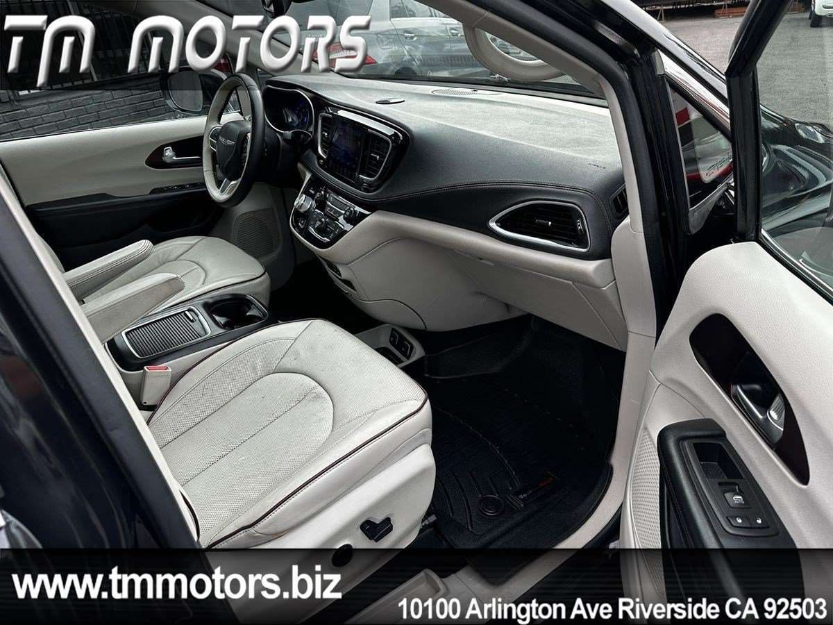 Used 2017 Chrysler Pacifica Limited w/ UConnect Theater Package FWD image 11