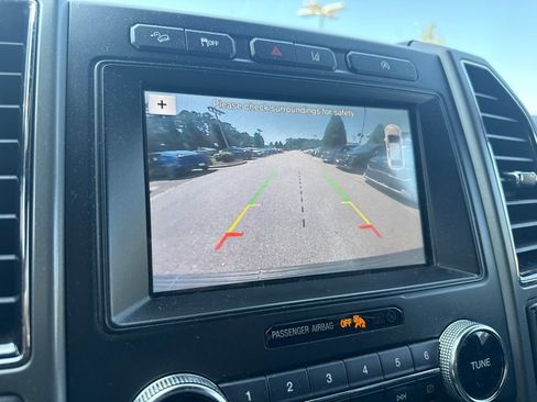 Used 2019 Ford Expedition Max XLT w/ Equipment Group 202A AWD/4WD image 12