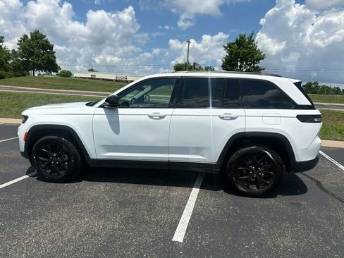 Used 2023 Jeep Grand Cherokee Limited AWD/4WD image 7