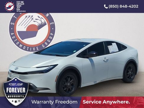 Used 2025 Toyota Prius LE FWD image 2
