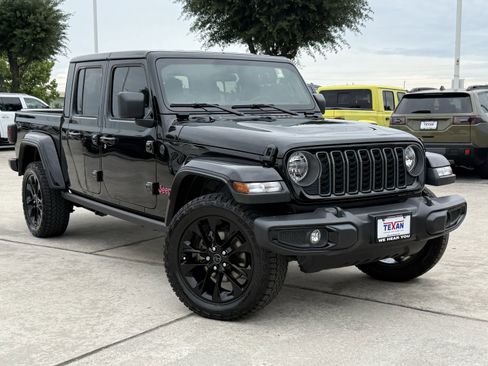 Used 2025 Jeep Gladiator Sport AWD/4WD image 2