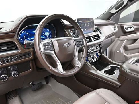 Used 2022 Chevrolet Suburban Z71 w/ Luxury Package AWD/4WD image 10